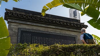 面向南门的公园碑记刻有九龙寨城公园的历史，是公园内独具匠心的建设。